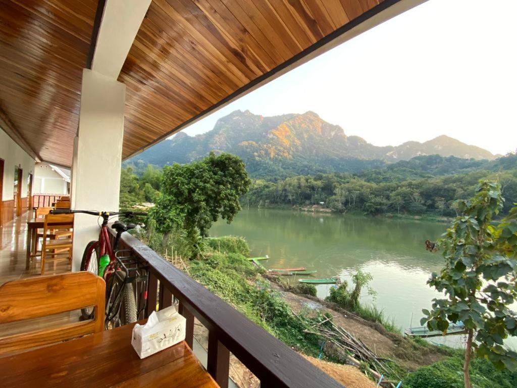 Готель Sabaidee Nongkiaw River View Nong Khiaw Екстер'єр фото